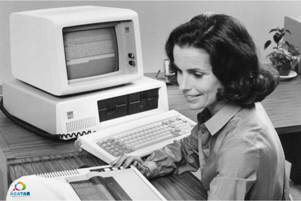 Una oficinista con un IBM PC.