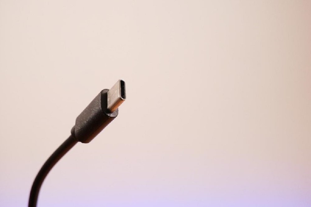 Un cable USB-C.